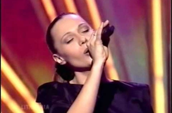 VIDEO kadras: Aistė Smilgevičiūtė 1999-aisiais „Eurovizijoje“ atlieka dainą „Strazdas“
