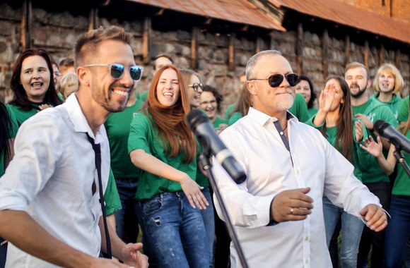 Linas Adomaitis ir Gytis Paškevičius su choru „Jaunystė“