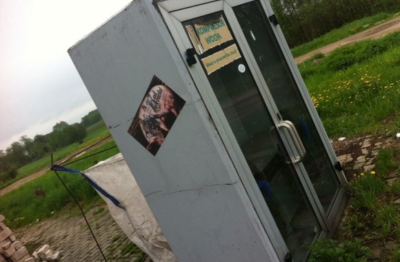 Komandos nariai klijuoja lipdukus ant pakelės degalinių