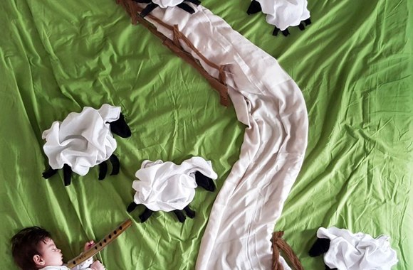 Mama savo sūnų fotografuoja įsivaizduodama jo sapnus ir svajones