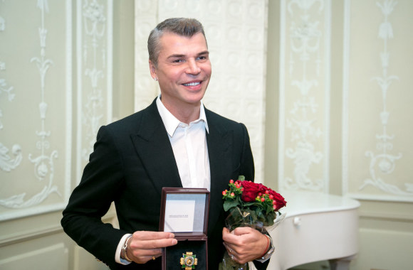 Juozui Statkevičiui įteiktas garbės ženklas „Nešk savo šviesą ir tikėk“