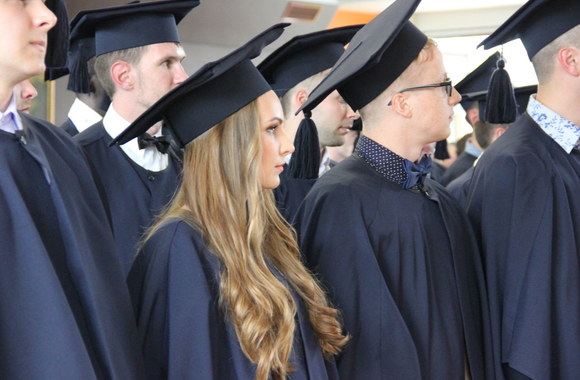 Viešos sužadėtuvės diplomų įteikimo šventėje – staigmena mylimajai