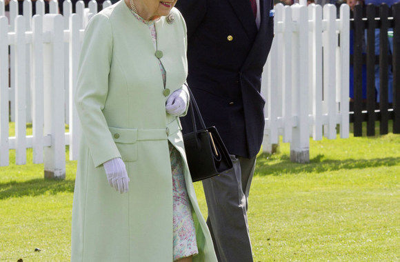 Princas Philipas nepraleido anūkės Louise Windsor pasirodymo žirgų lenktynėse - net pats atvairavo automobilį