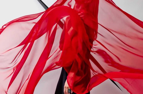 VIDEO kadras: Vaizdo medžiaga, kuri buvo rodoma ekranuose per „Femmes Fatales“ naujausios kolekcijos „Close to the Fire“ pristatymą