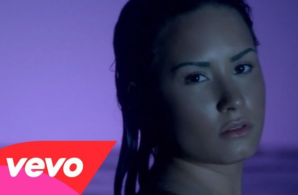 VIDEO kadras: Demi Lovato dainos „Neon Lights“ vaizdo klipas