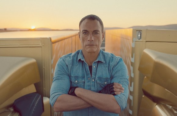 VIDEO kadras: Jeanas-Claude’as Van Damme‘as „Volvo“ reklamoje