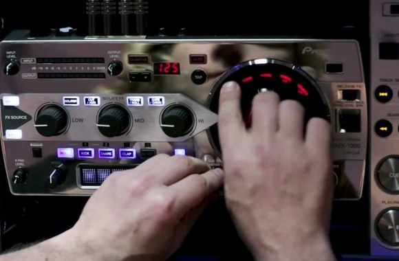 VIDEO kadras: Jamesas Zabiela demonstruoja rankų miklumą su sidabro grotuvais