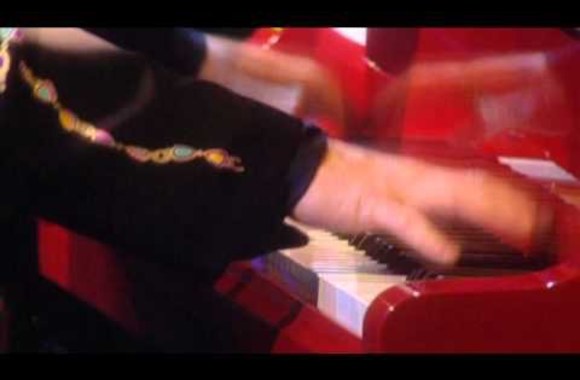 VIDEO kadras: Eltono Johno koncertuose skambantis hitas „Rocket Man“