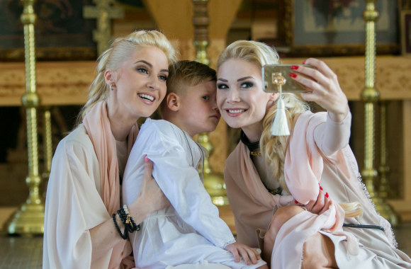 Natalija Bunkė su sūnumi Kristupu ir Kristina Ivanova