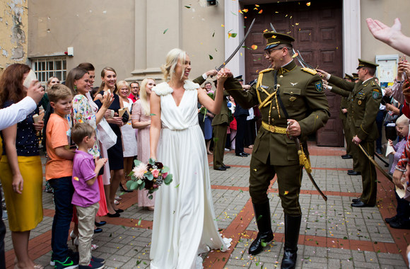 Amžiną meilę prisiekė visuomenininkė Luka Lesauskaitė ir karininkas Alminas Sinevičius