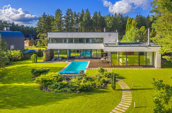 Modernus namas su baseinu / Organizatorių nuotr.