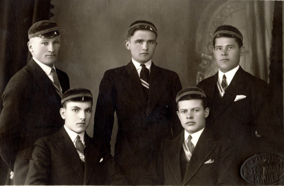 Studentų ateitininkų korporacijos „Grandis“ valdyba, 1935–1936 m. Centre – pirmininkas Juozas Linkaitis (originalas – Vytauto Didžiojo karo muziejuje)