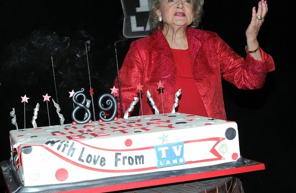 Betty White šalia gimtadienio torto