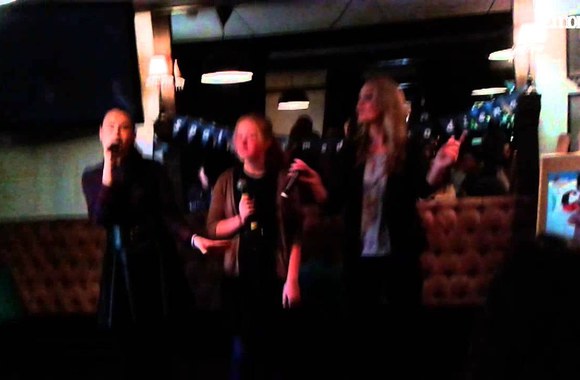 VIDEO kadras: Duetu tapusios „Pinup Girls“ „Spalvoto meduolio dienos“ himną atliko su 16-mete Gintare