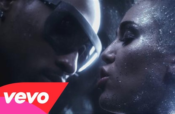 VIDEO kadras: Miley Cyrus apsinuogino reperio Future vaizdo klipe