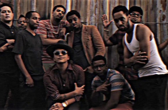 VIDEO kadras: Bruno Marso daina „Locked Out of Heaven“ pripažinta geriausia