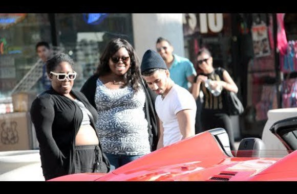 VIDEO kadras: Vaikinų testas merginoms – ar tikrai moterys dėl pinigų pasiruošusios bet kam?