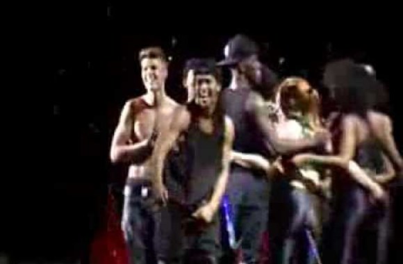 VIDEO kadras: Justiną Bieberį ant scenos užpuolė pusnuogis gerbėjas