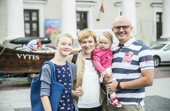 Edmundas Jakilaitis su žmona Rasa ir vaikais