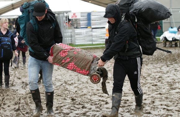 Žmonės renkasi į Glastonberio festivalį