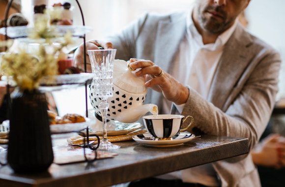 Klaipėdiečiai mėgavosi aristokratiška popietinės arbatėlės ceremonija/Jūratės Čiakienės nuotr.