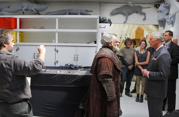 Princas Charlesas susitiko su filmo „Hobitas“ kūrėjais