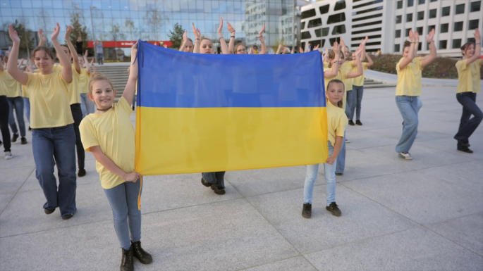 Šokių kolektyvas Kauno Vienybės aikštėje surengė masinį šokį už Ukrainą