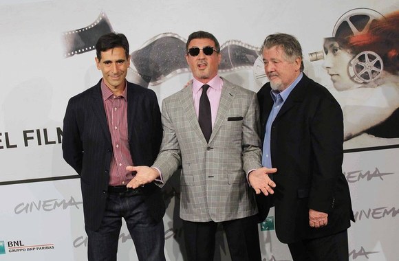 Sylvesteris Stallone (centre) su scenaristu Alessandro Camonu (kairėje) ir režisieriumi Walteriu Hillu