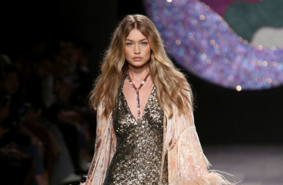 Gigi Hadid ant „Anna Sui“ podiumo
