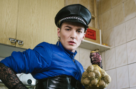 Karolina Meschino surengė išskirtinę provokuojančią fotosesiją, kurios modeliu tapo fotografas Naglis Bierancas