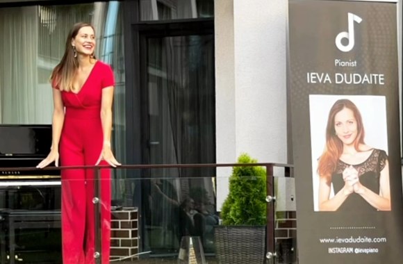 Ieva Dūdaitė surengė koncertą iš savo namų terasos / Asmeninio albumo nuotr.