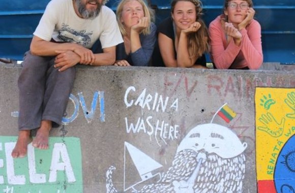 Saulius, Ugnė, Kotryna, Milda Azoruose laivų uoste. Buriuotojai čia palieka piešinius su savo laivo inicialais