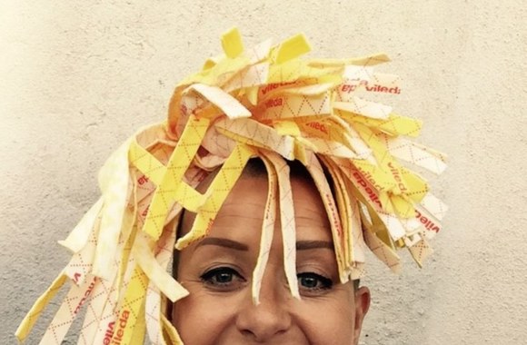 Vėžiu serganti moteris kasdien fotografuojasi su nuotaikingomis kepuraitėmis