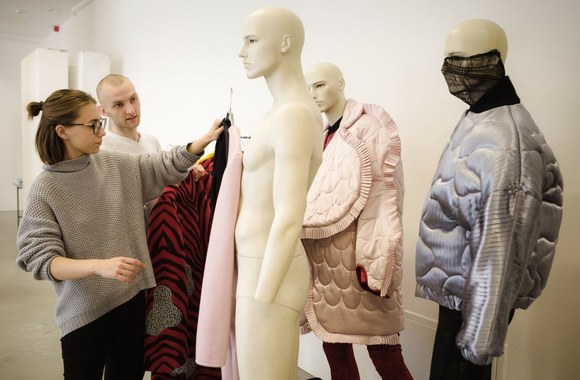 Vilniaus dizaino kolegijos studentai Viktorija Rozenbergaitė ir Paulius Stalionis  metė iššūkį masinei madai