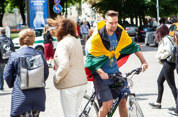 Valstybės vėliavų pakėlimo ceremonija S. Daukanto aikštėje