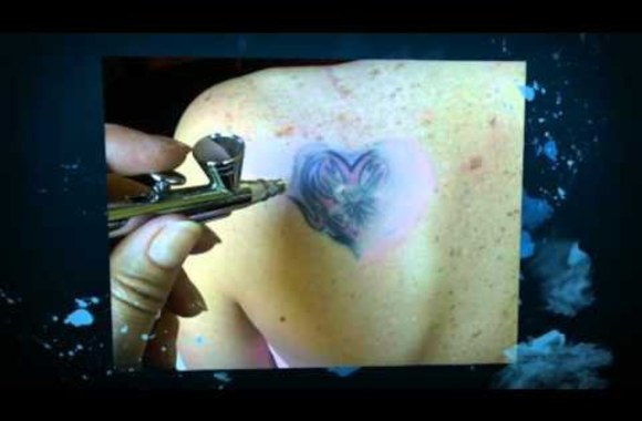 VIDEO kadras: Purškiamojo makiažo priemonėmis galima užmaskuoti netgi tatuiruotes, randus ar įvairius itin į akis krintančius odos defektus.