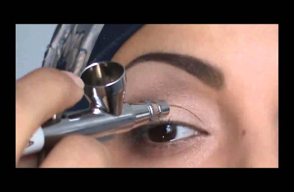 VIDEO kadras: Purškiamas akių makiažas