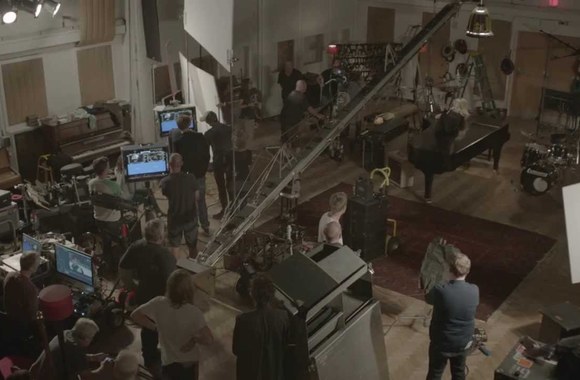 VIDEO kadras: Paulo McCartney vaizdo klipo „Queenie Eye“ filmavimas