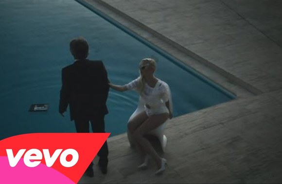 VIDEO kadras: Hurts - Wonderful Life