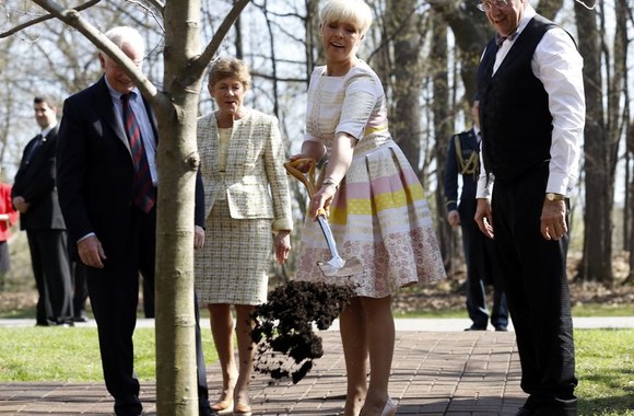 Estijos prezidentas Toomasas Hendrikas Ilvesas (dešinėje) su žmona Evelin