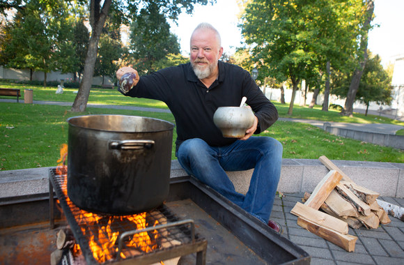 Gastronominė kelionė „Laisvės skoniai“ su Vytaro Radzevičiaus vakariene Prezidentūros kieme/Gretos Skaratienės nuotr.
