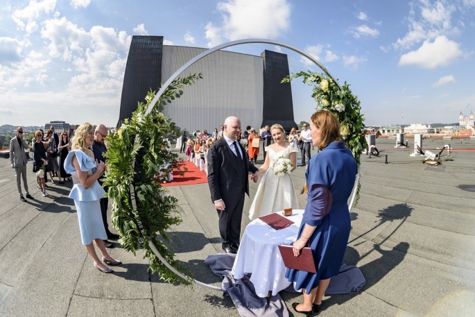 Alisos Gaižauskaitės ir Gedimino Šeduikio vestuvės ant LNOBT stogo / Dmitrijaus Matvejevo nuotr.

