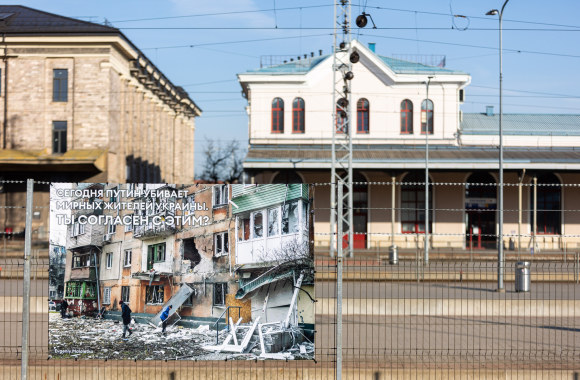 Vilniaus geležinkelio stoties perone – paroda, skirta atkreipti rusų dėmesį į karą Ukrainoje / Žygimanto Gedvilos nuotr.