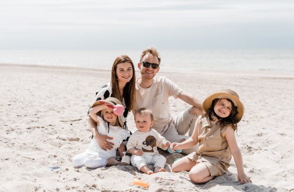 Laura ir Šarūnas Mazalai su šeima įsiamžino fotosesijoje prie Baltijos jūros / „Gabrielė Švirinė Photography“ nuotr. 