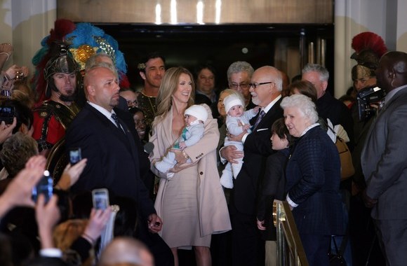 Celine Dion su vyru Rene Angelilu ir dvynukais Nelsonu ir Eddy