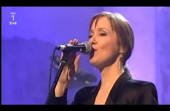 VIDEO kadras: Didžiausias Suzanne Vegos hitas „Tom\'s Diner“, atliktas Čekijos prezidento Vaclavo Havelo akivaizdoje