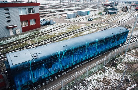 Ištapytas traukinio vagonas papuošė Vilniaus stoties rajoną