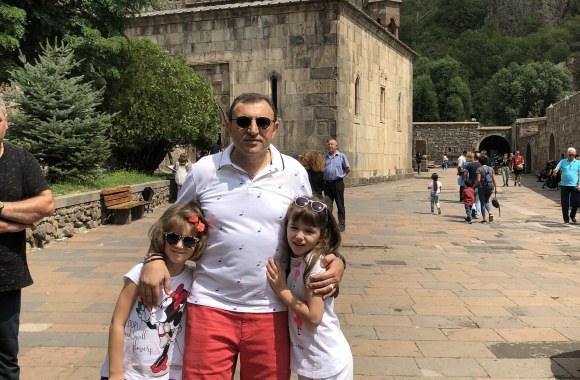 Karapetas Babajanas su šeima Armėnijoje/Asmeninio albumo nuotr.