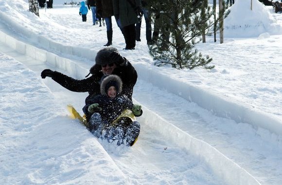Sugrįžusiu sniegu džiaugiasi ir maži ir dideli.