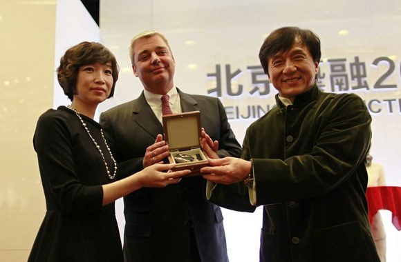 Jackie Chanas perduoda naujiems savininkams „Bentley 666“ raktelius